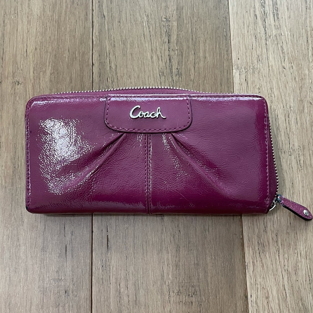 🍇 Coach patent leather purple wallet